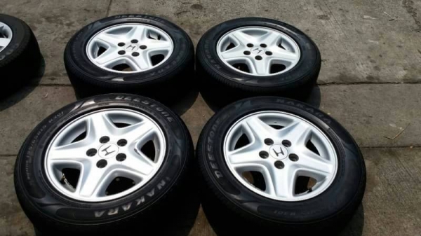 ล้อขอบ 15 5รู 114 พร้อมยางชุดล่ะ 3500