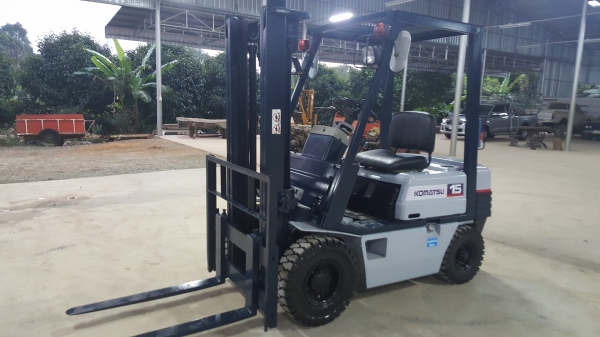 ขายรถยก ดีเซล komatsu รุ่น11 ขนาด1.5ตัน เสา 4เมตร สนใจติดต่อ 094-9452922