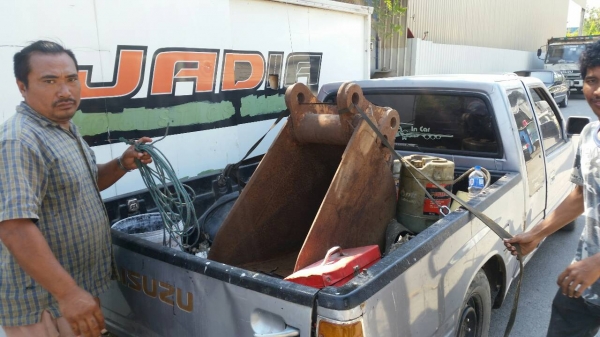 บุ้งกี๋เก่านอก สำหรับขุดวางท่อ ใส่รถขุดแบคโฮ PC 120 ส่งไปชลบุรีครับ บุ้งกี๋เก่านอก สำหรับขุดวางท่อ ใส่รถขุดแบคโฮ PC 120 ส่งไปชลบุรีครับ