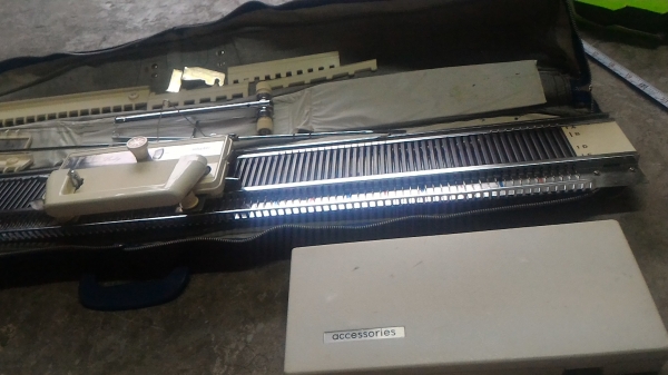 เครื่องทอผ้าอัตโนมัติแบบพกพาจากญี่ปุ่น  ยี่ห้อ SILVER ตัวรางทอผ้ายาว 1 เมตร