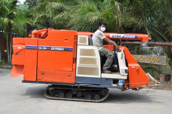 ขายรถเกี่ยว นวดข้าวKUBOTA R1-30 ดีเซล4สูบ 30แรง สวยเดิมจากญี่ปุ่น 139,000เท่านั้น!!