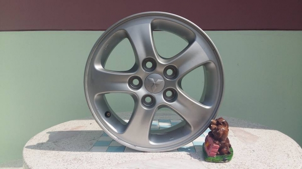 ขายล้อแม็กป้ายแดง mitsu triton เตี้ย 15"x6" et46 5 รู 114.3 สภาพใหม่ทุกล้อครับ ไม่มีรอยเบียด ไม่คด ไม่ดุ้ง ไม่มีซ่อมครับ ขายที้งชุด 4,500 บาทพร้อมน็อตล้อ พร้อมใส่ถ่วงครับ ใส่ vigo เตี้ย, mighty-x, tiger , commuter หัวจรวด ก็ได้ครับ สนใจติดต่อเล็