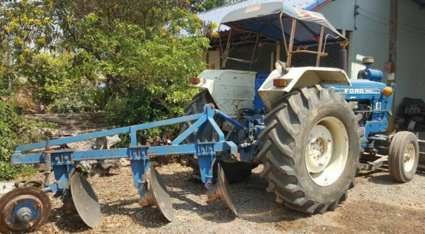 FORD 6600 - T3 เพลาเดียว รถสวยจัดพร้อมใช้งานได้เลย อุปกรณ์ครบ มีใบดันหน้า ผาน 3,ผาน 6 พร้อมติดตั้งใช้งานได้เลยครับ เครื่องยนต์แน่นดีไม่มีแตกเยิ้ม ระบบเกียร์เดินหน้าถอยหลังใช้งานได้ดี หางยกขึ้นลงได้ดี ช่วงล่างเต็มยางสภาพดีประมาณ 70\% พร้อมใช้งาน เอกสารใบอิน