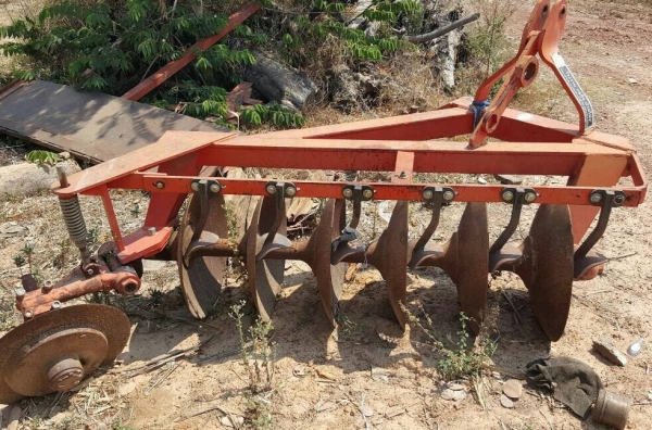 FORD 6600 - T3 เพลาเดียว รถสวยจัดพร้อมใช้งานได้เลย อุปกรณ์ครบ มีใบดันหน้า ผาน 3,ผาน 6 พร้อมติดตั้งใช้งานได้เลยครับ เครื่องยนต์แน่นดีไม่มีแตกเยิ้ม ระบบเกียร์เดินหน้าถอยหลังใช้งานได้ดี หางยกขึ้นลงได้ดี ช่วงล่างเต็มยางสภาพดีประมาณ 70\% พร้อมใช้งาน เอกสารใบอิน