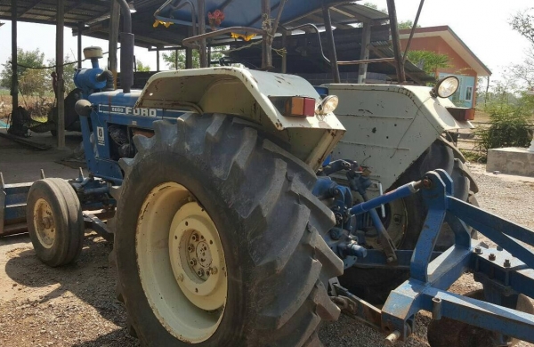 FORD 6600 - T3 เพลาเดียว รถสวยจัดพร้อมใช้งานได้เลย อุปกรณ์ครบ มีใบดันหน้า ผาน 3,ผาน 6 พร้อมติดตั้งใช้งานได้เลยครับ เครื่องยนต์แน่นดีไม่มีแตกเยิ้ม ระบบเกียร์เดินหน้าถอยหลังใช้งานได้ดี หางยกขึ้นลงได้ดี ช่วงล่างเต็มยางสภาพดีประมาณ 70\% พร้อมใช้งาน เอกสารใบอิน