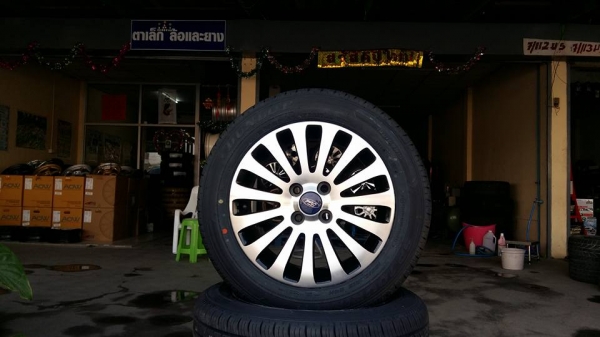 ขายล้อแม็ก fiesta 15" ยางใหม่ปี15