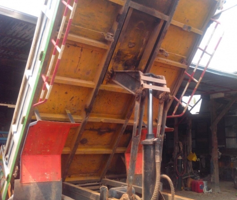 HINO FD 4J - 165 HP JO7C หกล้อดั๊มพ์ กระบะดั๊มพ์เหล็ก 4 ตันความยาว 3.60 เมตรสวยสภาพดีมากครับพร้อมบรรทุกพร้อมใช้งานได้เลย เครื่องยนต์แน่นแรงดีไม่มีแตกเยิ้ม ภายในห้องเก๋งสะอาด แอร์เย็น พวงมาลัยเพาเวอร์ ช่วงล่างแน่นดีคัชซีสวยไม่มีแตกบวม ติด F หน้าหลัง 6 น็อต