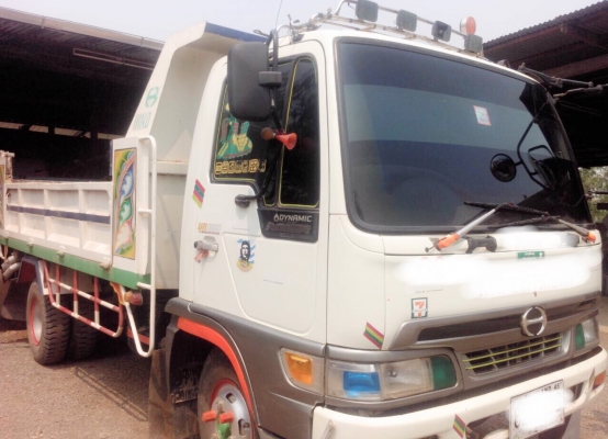 HINO FD 4J - 165 HP JO7C หกล้อดั๊มพ์ กระบะดั๊มพ์เหล็ก 4 ตันความยาว 3.60 เมตรสวยสภาพดีมากครับพร้อมบรรทุกพร้อมใช้งานได้เลย เครื่องยนต์แน่นแรงดีไม่มีแตกเยิ้ม ภายในห้องเก๋งสะอาด แอร์เย็น พวงมาลัยเพาเวอร์ ช่วงล่างแน่นดีคัชซีสวยไม่มีแตกบวม ติด F หน้าหลัง 6 น็อต