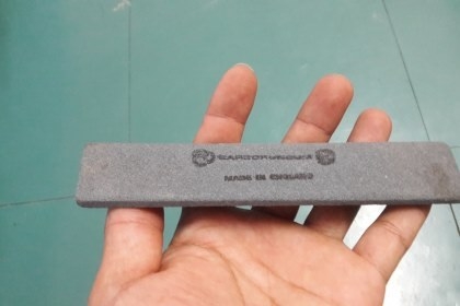 ขายหินลับมีดตราคนป่า Made in England.รุ่นยาวเรียว ขายหินลับมีดตราคนป่า Made in England.รุ่นยาวเรียว