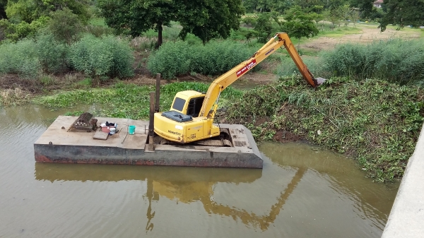 sk210-10 บูมยาวพร้อมโป๊ะให้เช่า 087-1057599