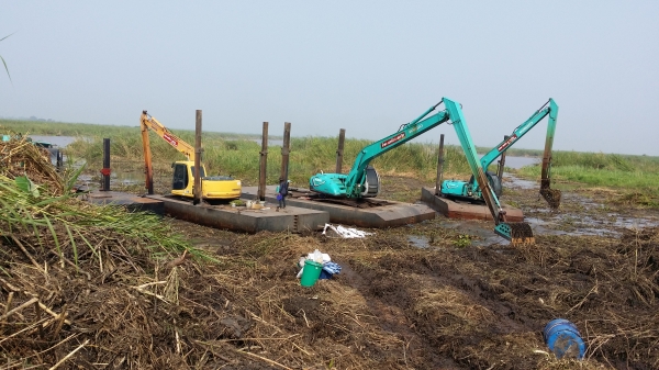 sk210-10 บูมยาวพร้อมโป๊ะให้เช่า 087-1057599