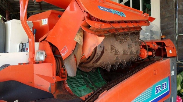 รถเกี่ยวข้าวพร้อมนวดข้าวในตัว แบบนั่งขับ เก่าญี่ปุ่น  KUBOTA   รุ่น SR35 เกี่ยวข้าว 3 แถว มีท่อส่งข้าว มีชุดสับฟางด้านท้าย สภาพสวย