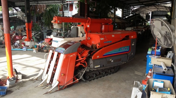 รถเกี่ยวข้าวพร้อมนวดข้าวในตัว แบบนั่งขับ เก่าญี่ปุ่น  KUBOTA   รุ่น SR35 เกี่ยวข้าว 3 แถว มีท่อส่งข้าว มีชุดสับฟางด้านท้าย สภาพสวย