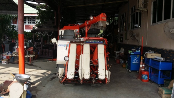รถเกี่ยวข้าวพร้อมนวดข้าวในตัว แบบนั่งขับ เก่าญี่ปุ่น  KUBOTA   รุ่น SR35 เกี่ยวข้าว 3 แถว มีท่อส่งข้าว มีชุดสับฟางด้านท้าย สภาพสวย