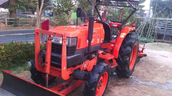 ขายรถไถ KUBOTA L4508 L3608 L4708 อุปกรณ์ครบ ดันหน้า ผานหลัง โรตารี่ มีหลายรุ่นหลายราคา เอกสารพร้อมโอน ราคาเริ่มต้นที่270,000 สนใจโทร 090-8588220คุณนะ 093-3258446คุณบิว หรือเข้าดูสินค้าอื่นๆได้ที่ www.truck.in.th/498 หรือเพจFacebook ณรงค์ ซื้อขายรถมือสอง (