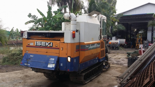 รถเกี่ยวข้าวพร้อมนวดข้าวในตัว แบบนั่งขับ เก่าญี่ปุ่น ISEKI  รุ่น Japan 6 Super (01) สภาพสวย ตู้แอร์ มีวิทยุ มีที่ปัดน้ำฝน แทรคยางสามารถปรับขึ้นลงได้ มีท่อส่งข้าว มีถังอุ้มข้าว มีชุดสับฟางด้านท้าย