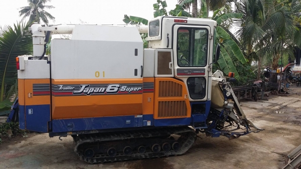 รถเกี่ยวข้าวพร้อมนวดข้าวในตัว แบบนั่งขับ เก่าญี่ปุ่น ISEKI  รุ่น Japan 6 Super (01) สภาพสวย ตู้แอร์ มีวิทยุ มีที่ปัดน้ำฝน แทรคยางสามารถปรับขึ้นลงได้ มีท่อส่งข้าว มีถังอุ้มข้าว มีชุดสับฟางด้านท้าย
