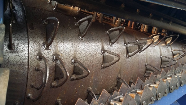 รถเกี่ยวข้าวพร้อมนวดข้าวในตัว แบบนั่งขับ เก่าญี่ปุ่น ISEKI  รุ่น Japan 6 Super (01) สภาพสวย ตู้แอร์ มีวิทยุ มีที่ปัดน้ำฝน แทรคยางสามารถปรับขึ้นลงได้ มีท่อส่งข้าว มีถังอุ้มข้าว มีชุดสับฟางด้านท้าย