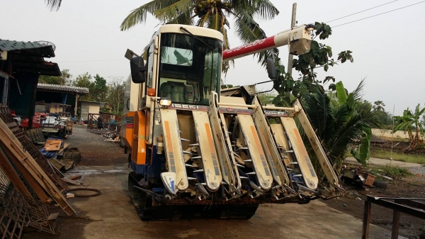 รถเกี่ยวข้าวพร้อมนวดข้าวในตัว แบบนั่งขับ เก่าญี่ปุ่น ISEKI  รุ่น Japan 6 Super (01) สภาพสวย ตู้แอร์ มีวิทยุ มีที่ปัดน้ำฝน แทรคยางสามารถปรับขึ้นลงได้ มีท่อส่งข้าว มีถังอุ้มข้าว มีชุดสับฟางด้านท้าย