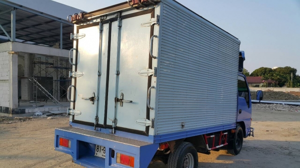 ตู้สาม บาน เครื่อง 100 แรง เทอร์โบ (รถห้างแท้ เดิมๆ )  ราคา  300,000  บาท