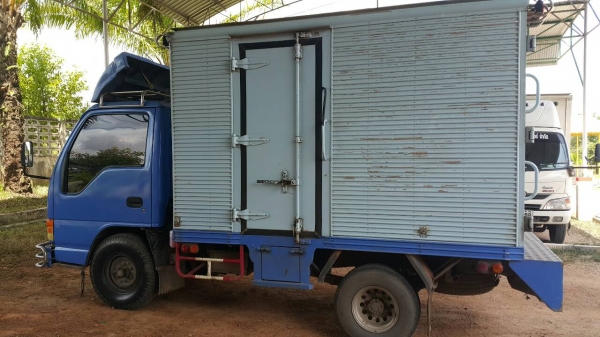 ตู้สาม บาน เครื่อง 100 แรง เทอร์โบ (รถห้างแท้ เดิมๆ )  ราคา  300,000  บาท