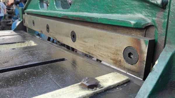 *** Sold *** กรรไกรขาเหยียบ ขนาด 2 ฟุต 60 cm. ตัดสังกะสี อลูมีเนียม โครงหนาปึ้กรุ่นหนัก มีดคมกริ้บ สภาพใหม่ มาเทสได้พร้อมใช้งาน.