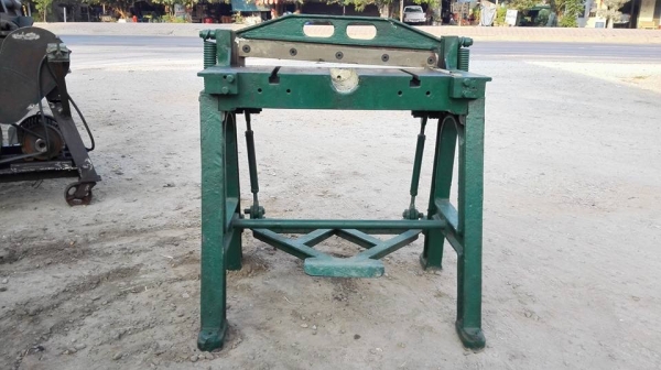 *** Sold *** กรรไกรขาเหยียบ ขนาด 2 ฟุต 60 cm. ตัดสังกะสี อลูมีเนียม โครงหนาปึ้กรุ่นหนัก มีดคมกริ้บ สภาพใหม่ มาเทสได้พร้อมใช้งาน.