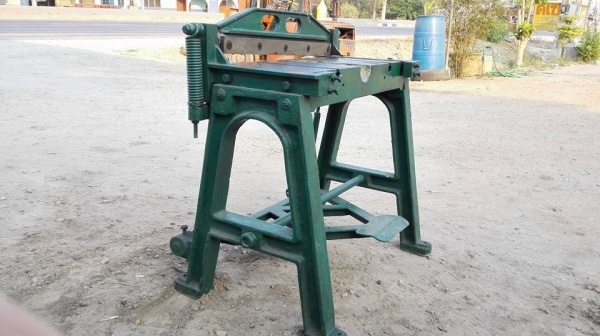 *** Sold *** กรรไกรขาเหยียบ ขนาด 2 ฟุต 60 cm. ตัดสังกะสี อลูมีเนียม โครงหนาปึ้กรุ่นหนัก มีดคมกริ้บ สภาพใหม่ มาเทสได้พร้อมใช้งาน.