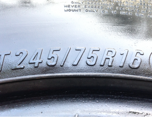 ยาง Mud Maxxis 245 75 16 สิ้นปี13 พร้อมใช้งาน ราคาไม่แพง