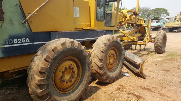ขาย รถเกรด KOMATSU GD625A-1 เอกสารเล่มทะเบียนครบ รถพร้อมใช้ เครื่องดี ปั้มดี ยางเต็ม