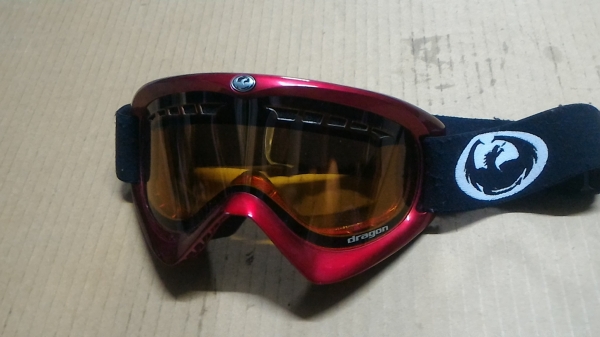 แว่นตาสปอตนิรภัยไม่แตกหักจากญี่ปุ่น DRAGON กรอบสีแดงเนื้อเลนส์กรองแสง สวยใส่เล่นขี่มอเตอร์ไซคหรือเล่นกีฬา.ให้พร้อมถุงมือตามภาพ