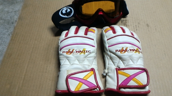 แว่นตาสปอตนิรภัยไม่แตกหักจากญี่ปุ่น DRAGON กรอบสีแดงเนื้อเลนส์กรองแสง สวยใส่เล่นขี่มอเตอร์ไซคหรือเล่นกีฬา.ให้พร้อมถุงมือตามภาพ