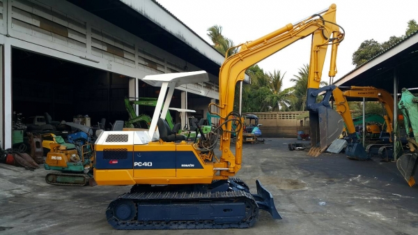 ขาย รถขุด KOMATSU รุ่น PC40-3- มือสองญี่ปุ่น แทรกเหล็ก สวยพร้อมใข้งาน มือถือ/LINE ID : 0818753444