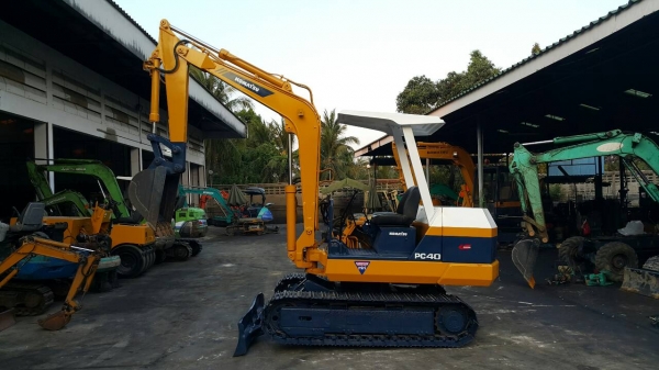 ขาย รถขุด KOMATSU รุ่น PC40-3- มือสองญี่ปุ่น แทรกเหล็ก สวยพร้อมใข้งาน มือถือ/LINE ID : 0818753444