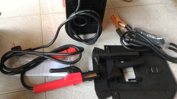 เครื่องเชื่อมแบบพกพา ขนาดถึง  350 A.ยี่ห้อ TENYA เป็นระบบ Inverter Welder จ่ายไฟฟ้าเชื่อมเป็นแบบ DC   ทำให้การเชื่อมง่าย และแนวการเชื่อมสวยกว่าทั่วๆไป ใช้ไฟบ้านได้เลย