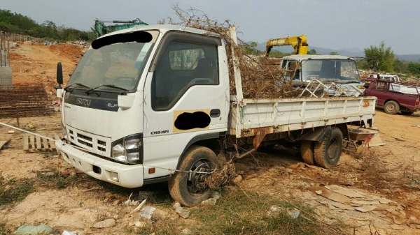 ขายตามสภาพ 6 ล้อ ISUZU NPR เป็นรถนำเข้าไม่มีทะเบียน เครื่องแก๊ส CNG คัสซีสวยตลอดเส้น หัวเก๋ง+กระบะสวย ราคาต่อรองได้ครับ