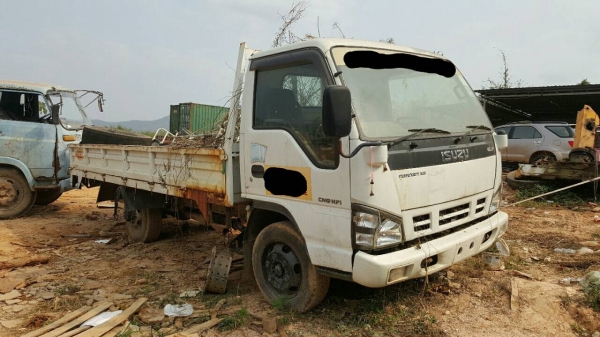 ขายตามสภาพ 6 ล้อ ISUZU NPR เป็นรถนำเข้าไม่มีทะเบียน เครื่องแก๊ส CNG คัสซีสวยตลอดเส้น หัวเก๋ง+กระบะสวย ราคาต่อรองได้ครับ