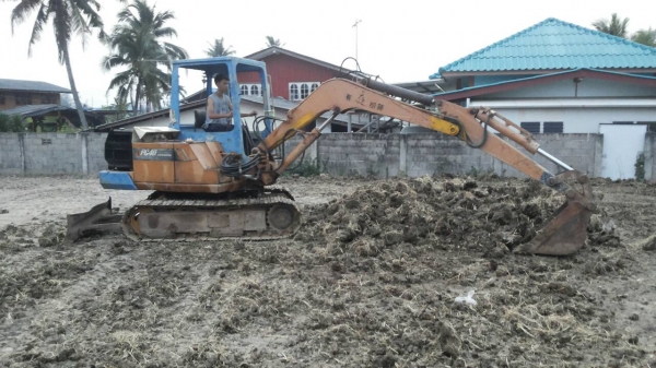 ขาย 175,000 รถแบคโฮ KOMATSU pc 40-2 เครื่องดีปั้มแรงช่วงเต็มรถพร้อมใช้ 090-772-3710 090-772-3708