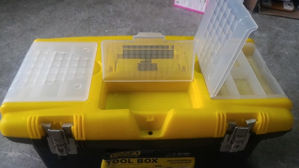 ชุดกล่องใส่เครื่องมือเอนกประสงค์ ยี่ห้อ VOREX  ขนาด 49 * 27 * 24.5 ซม. มีสามชั้น  ชั้นด้านบนเป็นช่องใส่ของเล็กๆต่างๆ สามด้าน  ชั้นที่สองรองการเก็บอะไหล่ต่างๆ ชั้นที่สามในสุดเก็บเครื่องมือต่างๆ