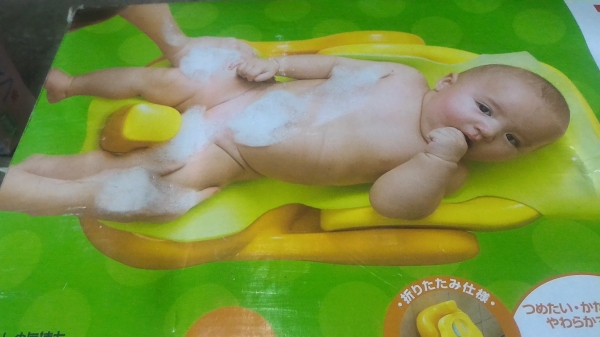 อุปกรณ์ชุดคุณแม่อาบน้ำเด็กทารกจากญี่ปุ่น มีระดับความเอียงสองระดับ ตามภาพ ทำให้การอาบน้ำของเด็กมีความปลอดภัยมากขึ้น