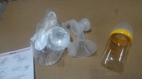 เครื่องป้๊มนมแม่เก็บใส่ขวดให้ลูกไว้กินของใหม่ ยี่ห้อ pigeon จากญี่ปุ่น