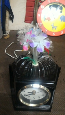 นาฬิกาเป็นตู้หกเหลี่ยมพร้อมชุดดอกไม้เปลี่ยนสีต่างๆ เอามาประดับบ้านดูอย่างไรก็ไม่เบื่อ อย่างสวยหมุนได้จากญี่ปุ่น