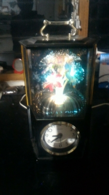 นาฬิกาเป็นตู้หกเหลี่ยมพร้อมชุดดอกไม้เปลี่ยนสีต่างๆ เอามาประดับบ้านดูอย่างไรก็ไม่เบื่อ อย่างสวยหมุนได้จากญี่ปุ่น