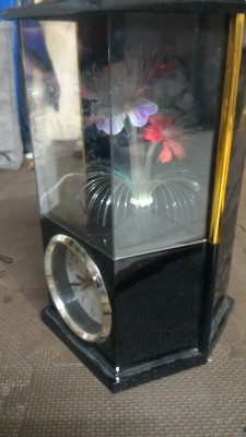 นาฬิกาเป็นตู้หกเหลี่ยมพร้อมชุดดอกไม้เปลี่ยนสีต่างๆ เอามาประดับบ้านดูอย่างไรก็ไม่เบื่อ อย่างสวยหมุนได้จากญี่ปุ่น