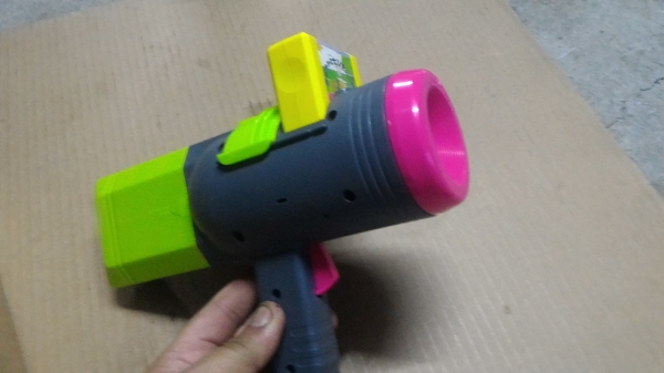 ปืนฉายภาพเล่านิทานให้ลูกๆฟัง ใช้การฉายแสงผ่านภาพไปโชว์ที่ผนังห้อง