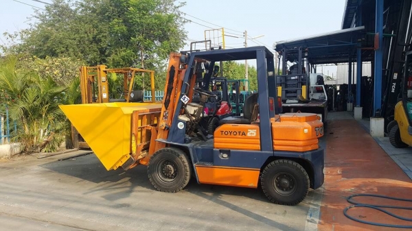 แหล่งรวมรถโฟลค์ลิฟท์งาเทฮิงร์ฟอร์คภาคตะวันออกรถงาเทกระดกเทได้สำหรับตักก้อนยางพาราตักขี้ยางและยางถ้วย