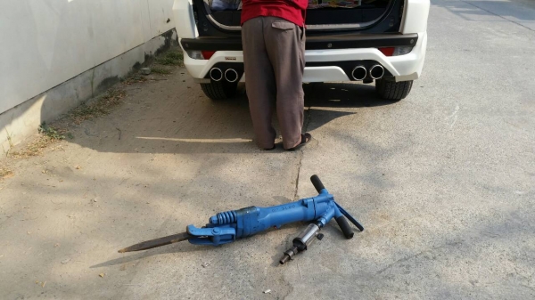 tractor-backhoe จัดส่งหัวเจาะ แย๊กปูน ใช้กับเครื่องลมขนาด 38 kg ไปชัยภูมิเรียบร้อยแล้วครับ tractor-backhoe จัดส่งหัวเจาะ แย๊กปูน ใช้กับเครื่องลมขนาด 38 kg ไปชัยภูมิเรียบร้อยแล้วครับ