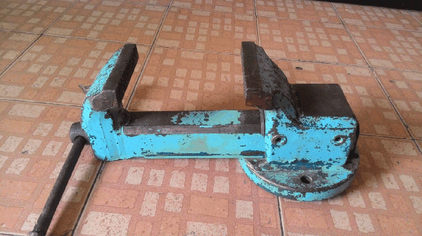 ขายด่วนปากกาจับชิ้นงานขนาด 6นิ้ว.งานเก่าครับ.