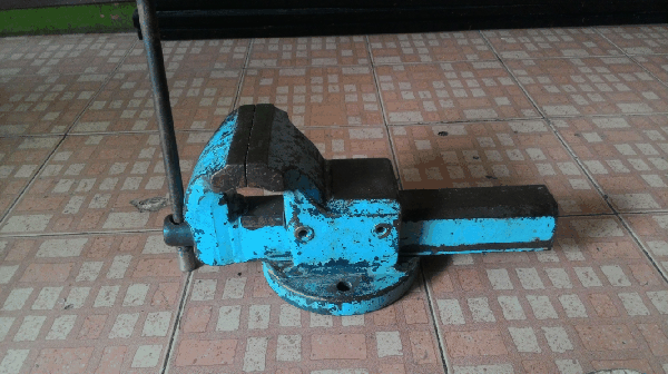 ขายด่วนปากกาจับชิ้นงานขนาด 6นิ้ว.งานเก่าครับ.