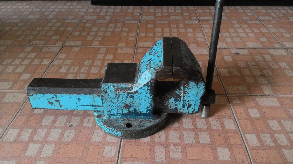 ขายด่วนปากกาจับชิ้นงานขนาด 6นิ้ว.งานเก่าครับ.